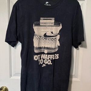 Nike‎ Men's medium Black Graphic T-Shirt